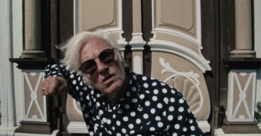 Robyn Hitchcock performing in colourful Egersund with adhesive googly‑eye props